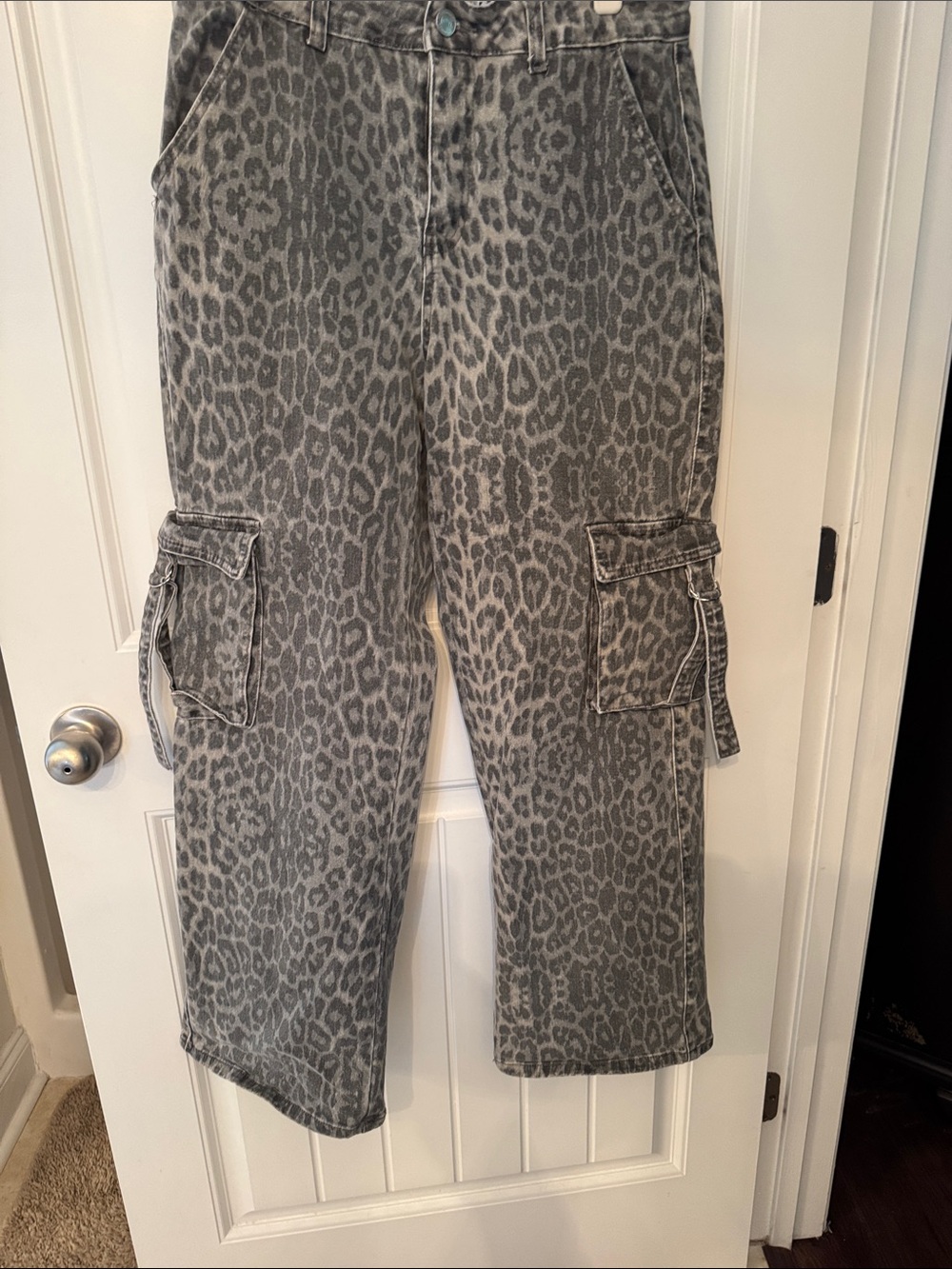 Gray Leopard Print Cargo Jeans - Women